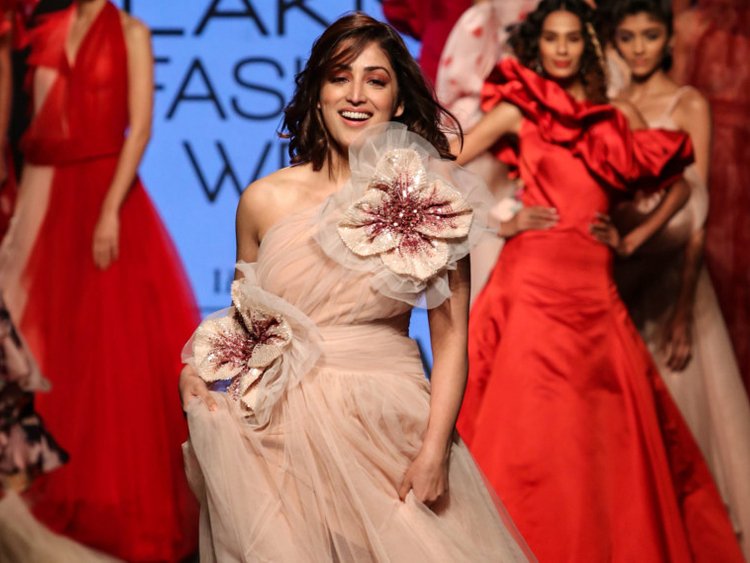 Yami Gautam stuns in ramp walk